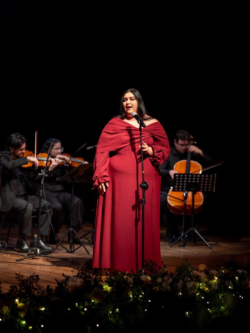 Cantante con vestido rojo en el escenario