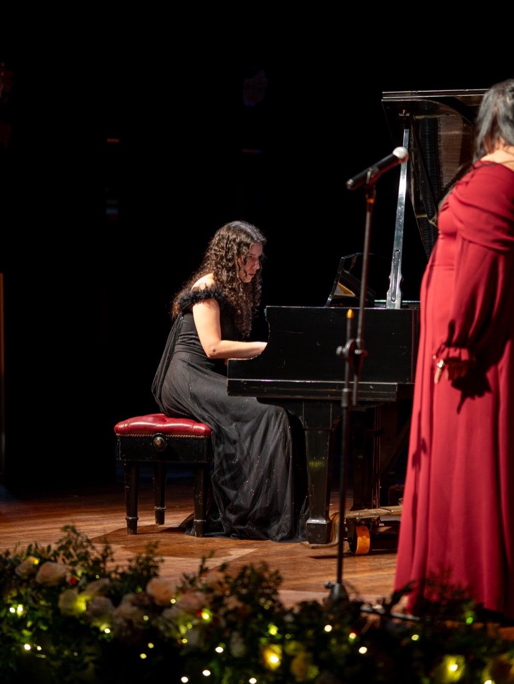 Pianista acompañando a una cantante en el escenario